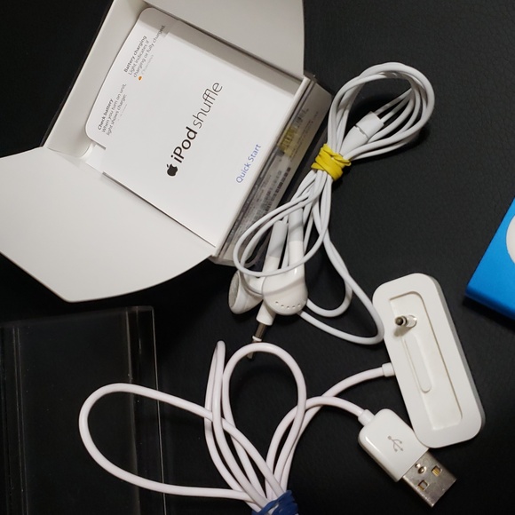 Apple iPod Shuffle 1GB Turquoise Blue Docking Charger Earphones - Picture 3 of 8